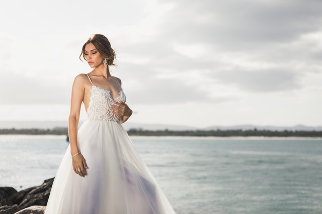 Žena – nevesta v svadobných šatách stojí na brehu jazera.jpg