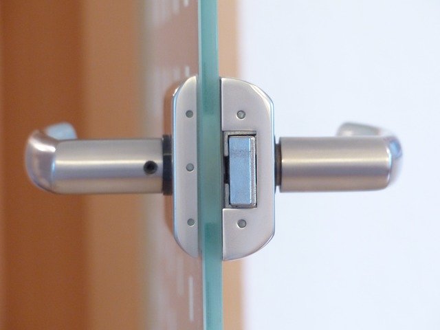 Detail na profil a kľučku sklenených dverí.jpg